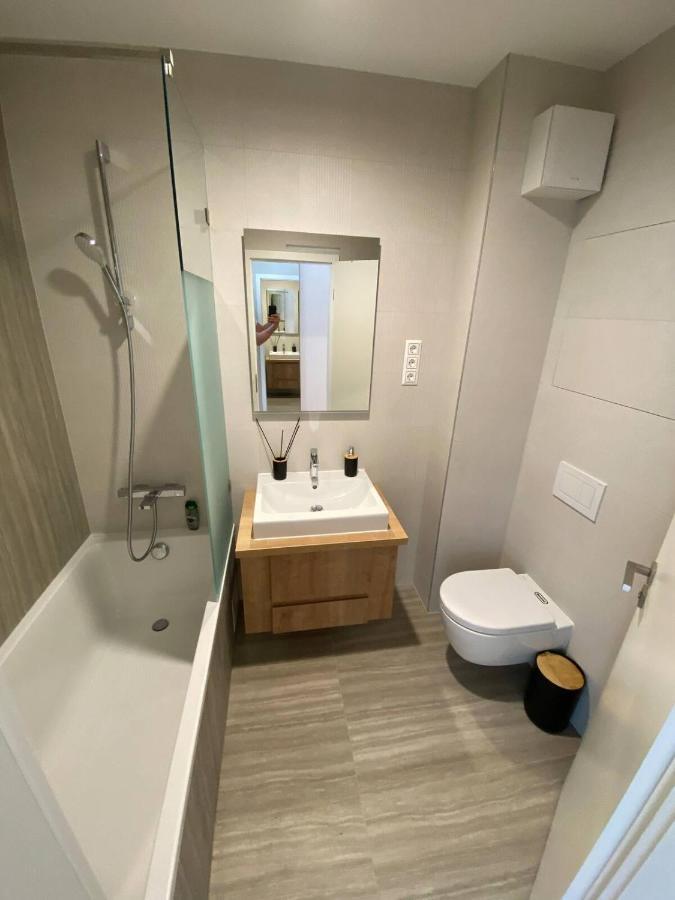 Clyde-Premium Lelle Waterfront Private Apartment バラトンレッレ エクステリア 写真